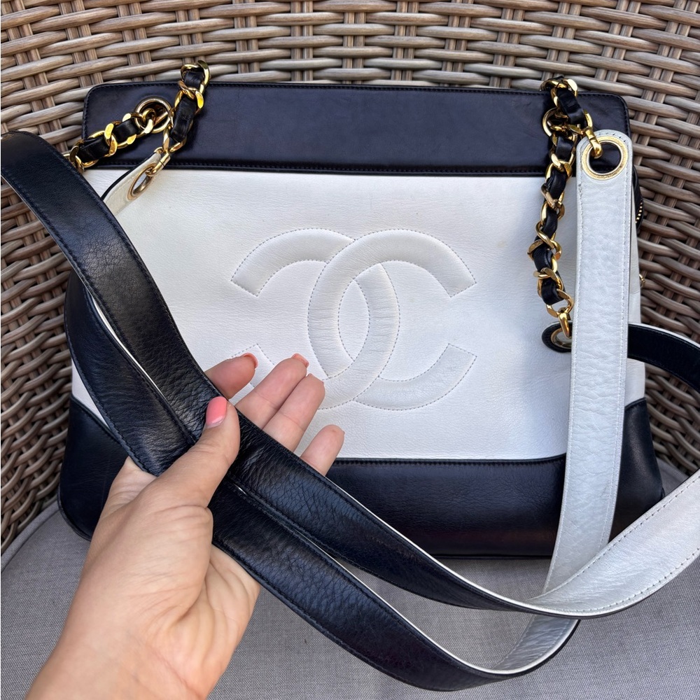 Authentic CHANEL bicolor vintage leather CC navy white leather tote - Picture 9 of 15